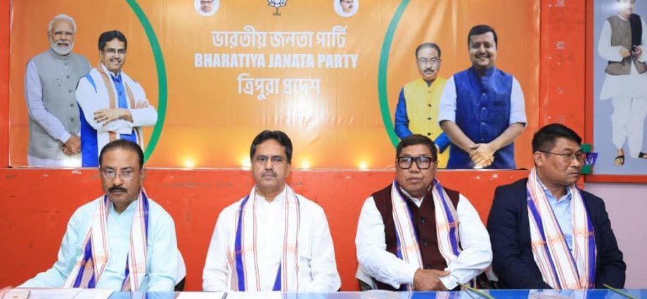 পাহাড়ে জয়ের লক্ষ্যে বিজেপির সাংগঠনিক বৈঠক, উপস্থিত মুখ্যমন্ত্রী
