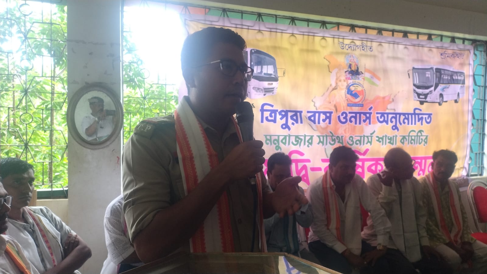 প্রাকৃতিক দুর্যোগকে উপেক্ষা করে আজ মনুবাজার বসুন্ধরা বনচেতনা কেন্দ্রে দি সাউথ ত্রিপুরা বাস ওনার্স অনুমোদিত মনুবাজার ওনার্স শাখার কমিটির প্রথম দ্বি-বার্ষিক সম্মেলন অনুষ্ঠিত হয়। মনুবাজার শাখা অফিস উদ্ভোদন হয়। আজকের এই গুরুত্বপূর্ণ সম্মেলনে সভাপতিত্ব করেন সুভাষ দে। অনুষ্ঠানে প্রধান অতিথি হিসেবে উপস্থিত ছিলেন কেন্দ্রীয় কমিটির সভাপতি কমল দেব। বিশেষ অতিথি হিসেবে উপস্থিত ছিলেন দেবব্রত সরকার। এছাড়াও উপস্থিত ছিলেন মনুবাজার পঞ্চায়েতের উপ-প্রধান পার্থ চক্রবর্তী এবং প্রশাসনিক দিক থেকে মনুবাজার থানার ওসি সঞ্জিব দেববর্মা সহ অন্যান্য বিশিষ্ট অতিথিবৃন্দ। অনুষ্ঠানের শুরুতেই অতিথিদের বরণ করে নেওয়া হয়। এরপর প্রদীপ প্রজ্বলন ও পুষ্পার্ঘ্য অর্পণের মধ্য দিয়ে সম্মেলনের শুভ সূচনা করা হয়। এবং আজকের এই অনুষ্ঠান এই বছর ত্রিপুরা মধ্যশিক্ষা পর্ষদ পরিচালক মাধ্যমিক ও উচ্চমাধ্যমিক পরীক্ষার প্রথম বিভাগে উর্ত্তীন পরিক্ষাথীদের মধ্যে সংবর্ধনা দেওয়া হয়। সম্মেলনে সংগঠনের বিভিন্ন সাংগঠনিক বিষয়, বাস মালিকদের সমস্যা, ভবিষ্যৎ পরিকল্পনা এবং পরিবহন ব্যবস্থার উন্নয়ন নিয়ে বিস্তারিত আলোচনা হয়। উপস্থিত বক্তারা সংগঠনের ঐক্য বজায় রেখে সকলকে একসাথে কাজ করার আহ্বান জানান। অনুষ্ঠানে শেষ ১৭ জনকে নিয়ে কমিটি গঠন করা হয় কমিটিতে কমল দেব কে সভাপতি করা হয়। প্রাকৃতিক প্রতিকূল আবহাওয়া সত্ত্বেও বিপুল সংখ্যক সদস্য ও সমর্থকদের উপস্থিতি সম্মেলনকে সফল ও প্রাণবন্ত করে তোলে।
