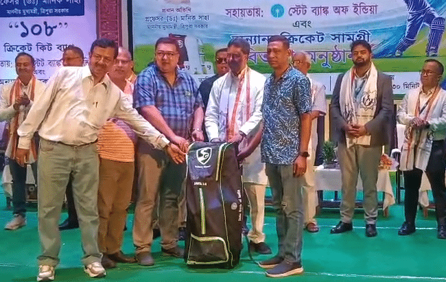মুখ্যমন্ত্রী মানিক সাহার উপস্থিতিতে ক্রিকেট কিট ও ক্রীড়া সামগ্রী বিতরণ